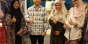 Wali Kota Pekalongan, A Afzan Arslan Djunaid mengunjungi stan batik kegiatan Pekan Batik Nusantara (PBN) 2026 di Gapura Nusantara, kawasan Alun-Alun Kota Pekalongan. (Fahri Akbar/Lingkarjateng.id)