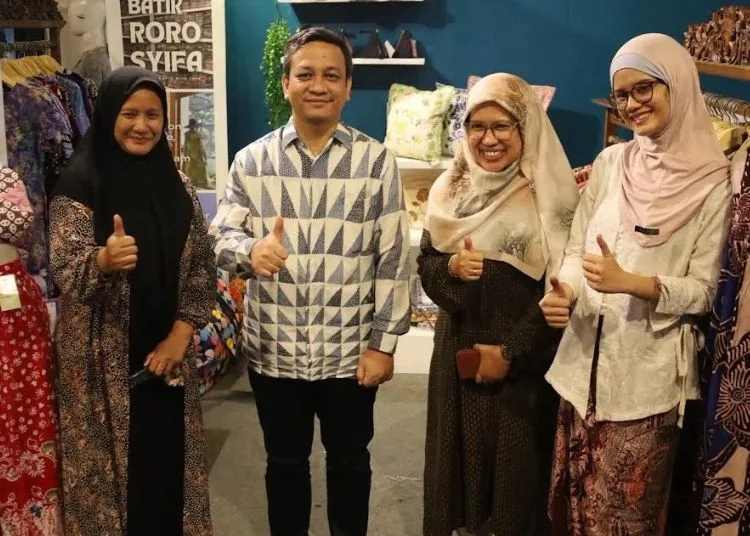 Wali Kota Pekalongan, A Afzan Arslan Djunaid mengunjungi stan batik kegiatan Pekan Batik Nusantara (PBN) 2026 di Gapura Nusantara, kawasan Alun-Alun Kota Pekalongan. (Fahri Akbar/Lingkarjateng.id)
