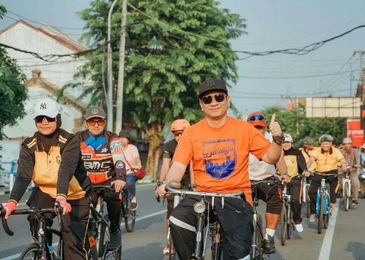 Wali Kota Pekalongan H.A. Afzan Arslan Djunaid (Aaf) mengikuti kegiatan Heritage Fun Bike yang digelar PWI Kota Pekalongan, Minggu, 18 Oktober 2026. (Fahri Akbar/Lingkarjateng.id)