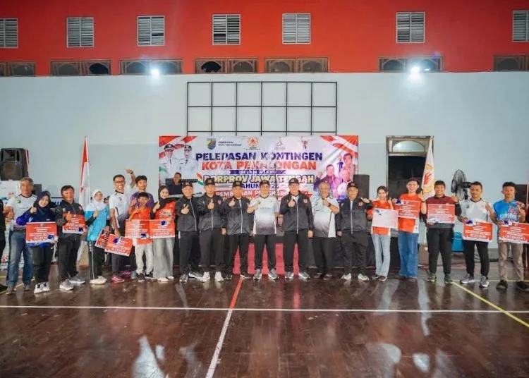 Wali Kota Pekalongan, H.A. Afzan Arslan Djunaid, saat seremonial pelepasan kontingen Kota Pekalongan untuk mengikuti Pekan Olahraga Provinsi (Porprov) Jawa Tengah 2026 di GOR Jetayu, Kota Pekalongan, Selasa malam, 20 Oktober 2026. (Fahri Akbar/Lingkarjateng.id)