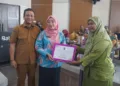 Bunda PAUD Kota Pekalongan, Inggit Soraya, menyerahkan bantuan beasiswa studi lanjut jenjang S-1 secara simbolis kepada perwakilan guru PAUD/TK di Ruang Buketan Setda Kota Pekalongan, Selasa, 20 Oktober 2026. (Humas Pemkot Pekalongan/Lingkarjateng.id)