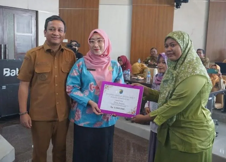 Bunda PAUD Kota Pekalongan, Inggit Soraya, menyerahkan bantuan beasiswa studi lanjut jenjang S-1 secara simbolis kepada perwakilan guru PAUD/TK di Ruang Buketan Setda Kota Pekalongan, Selasa, 20 Oktober 2026. (Humas Pemkot Pekalongan/Lingkarjateng.id)