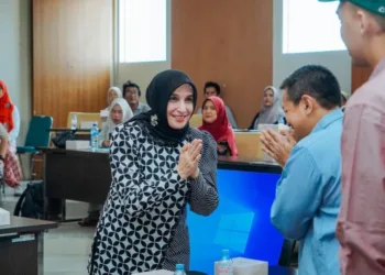 Wakil Wali Kota Pekalongan Balgis Diab mengikuti kegiatan Program Review Penataan Kawasan Kumuh dan Rehabilitasi Rumah Tidak Layak Huni (RTLH) di Ruang Buketan, Sekretariat Daerah Kota Pekalongan, Jumat, 23 Oktober 2026. (Fahri Akbar/Lingkarjateng.id)