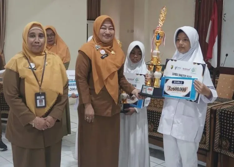 Kepala Dinas Kesehatan Kota Pekalongan, Puji Winarti menyerahkan trofi dan hadiah kepada para pemenang Lomba Dokter Kecil Tingkat Kota Pekalongan Tahun 2026 di Kantor Sekretariat TP PKK Kota Pekalongan, Selasa, 27 Oktober 2026. (Dok. Humas Pemkot Pekalongan/Lingkarjateng.id)