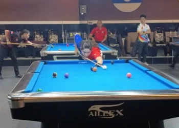 Atlet biliar Kota Pekalongan, Angelina saat bertanding dalam ajang Porprov Jateng 2026 yang digelar di News J-Pool Billiard & Café, Bandungan, Kabupaten Semarang, Selasa, 27 Oktober 2026 malam. (Dok. Humas Pemkot Pekalongan/Lingkarjateng.id)
