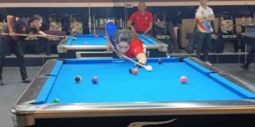 Atlet biliar Kota Pekalongan, Angelina saat bertanding dalam ajang Porprov Jateng 2026 yang digelar di News J-Pool Billiard & Café, Bandungan, Kabupaten Semarang, Selasa, 27 Oktober 2026 malam. (Dok. Humas Pemkot Pekalongan/Lingkarjateng.id)