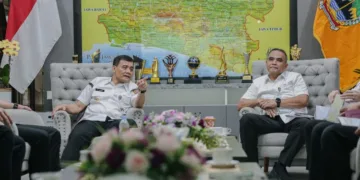 Gubernur Jawa Tengah Ahmad Luthfi bersama jajaran rapat membahas persiapan peluncuran program gentengisasi di ruang kerjanya pada  Rabu, 7 Oktober 2026. (Dok. Pemprov Jateng/Lingkarjateng.id)