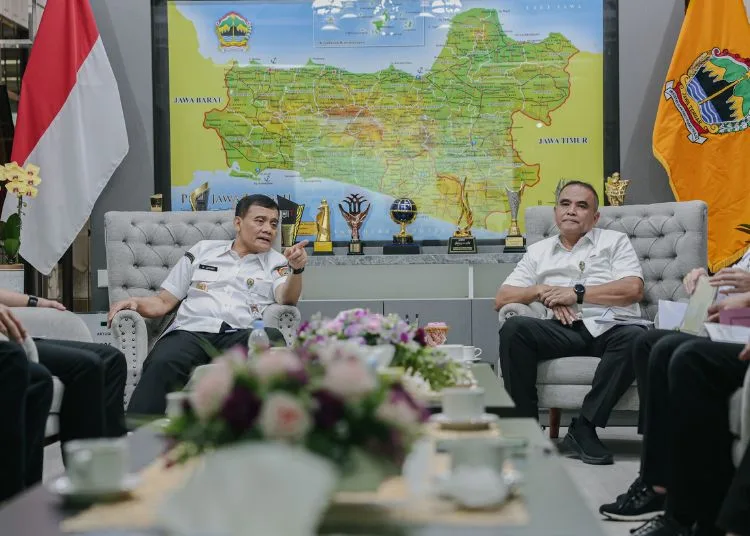 Gubernur Jawa Tengah Ahmad Luthfi bersama jajaran rapat membahas persiapan peluncuran program gentengisasi di ruang kerjanya pada  Rabu, 7 Oktober 2026. (Dok. Pemprov Jateng/Lingkarjateng.id)