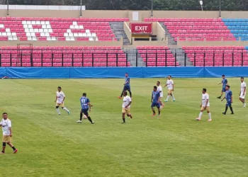 Alumni Purna Praja Sekolah Tinggi Pemerintahan Dalam Negeri (STPDN) Angkatan 11 (Pam11ngkas) saat bermain fun football di Stadion Gelora Bumi Kartini (GBK) Jepara, pada Jumat, 30 Oktober 2026. (Tomi Budianto/Lingkarjateng.id)