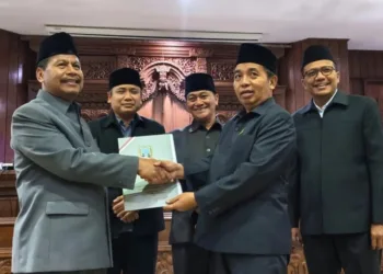 Bupati Rembang Harno dan DPRD Rembang menyetujui Perubahan APBD Tahun Anggaran 2026 dalam rapat paripurna, Rabu, 30 September 2026. (Vicky Rio/Lingkarjateng.id)
