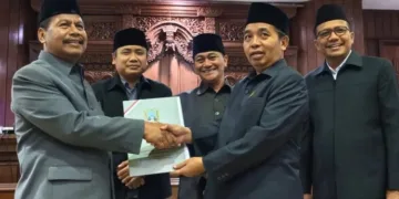 Bupati Rembang Harno dan DPRD Rembang menyetujui Perubahan APBD Tahun Anggaran 2026 dalam rapat paripurna, Rabu, 30 September 2026. (Vicky Rio/Lingkarjateng.id)