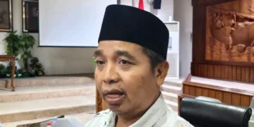 Ketua DPRD Kabupaten Rembang, Abdul Rouf saat dimintai keterangan usai menerima audiensi dari sejumlah organisasi kemasyarakatan (ormas) di Ruang Rapat Paripurna DPRD Rembang, Senin, 5 Oktober 2026. (Vicky Rio/Lingkarjateng.id)