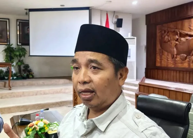 Ketua DPRD Kabupaten Rembang, Abdul Rouf saat dimintai keterangan usai menerima audiensi dari sejumlah organisasi kemasyarakatan (ormas) di Ruang Rapat Paripurna DPRD Rembang, Senin, 5 Oktober 2026. (Vicky Rio/Lingkarjateng.id)