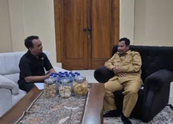 Bupati Harno saat podcast bersama Beritajateng.id di Rumah Dinas Bupati Rembang, Senin, 5 Oktober 2026. (Ibnu Muntaha/Lingkarjateng.id)