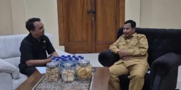 Bupati Harno saat podcast bersama Beritajateng.id di Rumah Dinas Bupati Rembang, Senin, 5 Oktober 2026. (Ibnu Muntaha/Lingkarjateng.id)