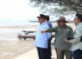 Bupati Rembang Harno saat meninjau kawasan rest area Pantai Binangun, Kecamatan Lasem, untuk melihat kondisi fasilitas dan rencana penataan kawasan wisata, Kamis, 8 Oktober 2026. (Vicky Rio/Lingkarjateng.id)