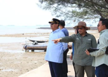 Bupati Rembang Harno saat meninjau kawasan rest area Pantai Binangun, Kecamatan Lasem, untuk melihat kondisi fasilitas dan rencana penataan kawasan wisata, Kamis, 8 Oktober 2026. (Vicky Rio/Lingkarjateng.id)