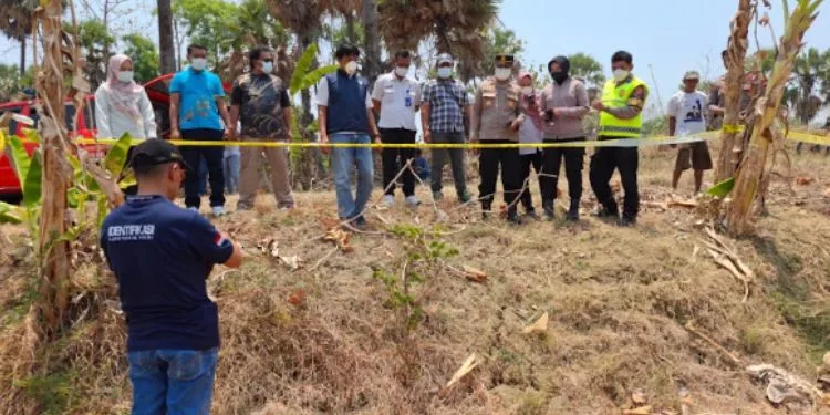 Petugas kepolisian melakukan pemeriksaan di lokasi penemuan mayat perempuan di Embung Sambongan, Desa Jatimudo, Kecamatan Sulang, Rembang, Rabu, 14 Oktober 2026 pagi. (Vicky Rio/Lingkarjateng.id)