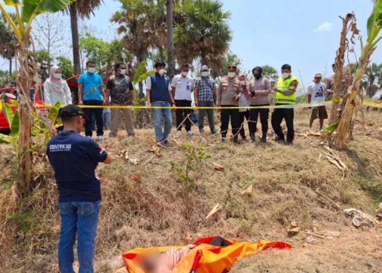 Petugas kepolisian melakukan pemeriksaan di lokasi penemuan mayat perempuan di Embung Sambongan, Desa Jatimudo, Kecamatan Sulang, Rembang, Rabu, 14 Oktober 2026 pagi. (Vicky Rio/Lingkarjateng.id)