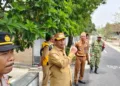 Bupati Rembang Harno saat meninjau progres perbaikan jalan pada Senin, 26 Oktober 2026. (Vicky Rio/Lingkarjateng.id)