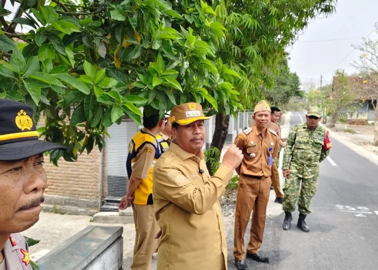 Bupati Rembang Harno saat meninjau progres perbaikan jalan pada Senin, 26 Oktober 2026. (Vicky Rio/Lingkarjateng.id)