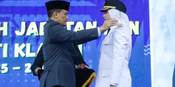 Gubernur Jawa Tengah, Anmad Luthfi, saat mengambil sumpah jabatan dan melantik Mahanni sebagai Wakil Bupati Klaten sisa masa jabatan 2025–2030 di Grhadhika Bhakti Praja, Semarang, Senin, 12 Oktober 2026. (Humas Pemprov Jateng/Lingkarjateng.id)