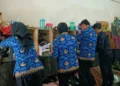 Petugas Rutan Salatiga memeriksa barang-barang narapidana di kamar hunian, belum lama ini. (Dok.Rutan Salatiga/Lingkarjateng.id)