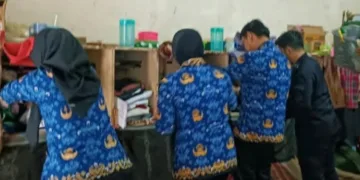Petugas Rutan Salatiga memeriksa barang-barang narapidana di kamar hunian, belum lama ini. (Dok.Rutan Salatiga/Lingkarjateng.id)
