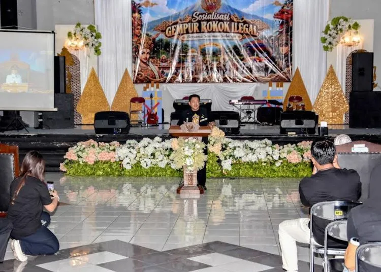 Wali Kota Salatiga Robby Hernawan saat menghadiri sosialisasi Gempur Rokok Ilegal yang bersumber dari Dana Bagi Hasil Cukai Hasil Tembakau (DBHCHT) di Gedung Pertemuan Daerah (GPD) Kota Salatiga, Kamis, 8 Oktober 2026. (Dok.Prokompim Setda Salatiga/Lingkarjateng.id)