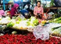 Salah seorang pedagang cabai di Pasar Blauran saat melayani pembeli, belum lama ini. (Angga Rosa/Lingkarjateng.id)