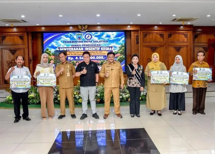 Ketua DPRD Kota Salatiga Dance Ishak Palit (keempat kiri) bersama Wali Kota Salatiga Robby Hernawan saat menghadiri pencairan insentif guru non ASN di Kantor Setda, Senin, 19 Oktober 2026. (Dok.Prokompim/Lingkarjateng.id)