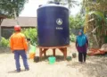 Sejumlah warga ngangsu air di tandon yang disediakan BPBD Kota Salatiga di Druju RT 01 dan RT 02 RW 03, Kelurahan Sidorejo Kidul, Kecamatan Tingkir. (Dok.Prokompim Setda Salatiga/Lingkarjateng.id)
