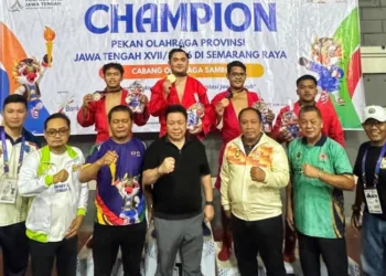 Atlet sambo Salatiga menunjukan medali emas yang diraihnya di Porprov Jateng yang digelar di Salatiga, Kamis, 22 Oktober 2026. (Dok.KONI Salatiga/Lingkarjateng.id)