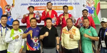 Atlet sambo Salatiga menunjukan medali emas yang diraihnya di Porprov Jateng yang digelar di Salatiga, Kamis, 22 Oktober 2026. (Dok.KONI Salatiga/Lingkarjateng.id)