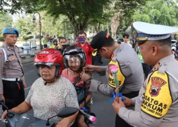 Kapolres Salatiga AKBP Afrito Marbaro melaukan sosialisasi tertib lalulintas di depan Mapolres, Senin, 26 Oktober 2026. (Dok.Humas Polres Salatiga/Lingkarjateng.id)