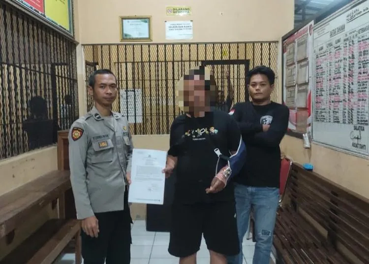 Terduga pelaku kasus penipuan ditahan di ruang tahanan Polres Salatiga, Kamis, 29 Oktober 2026. (Dok.Humas Polres Salatiga/Lingkarjateng.id)