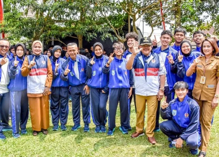 Wali Kota Salatiga, Robby Hernawan bersama Wakil Wali Kota Nina Agustin foto bersama dengan sejumlah atlet yang akan bertarung di Porprov Jateng 2026. (Dok.Prokompim Setda Salatiga/Lingkarjateng.id)