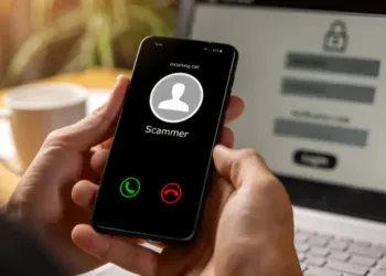 Ilustrasi - Seseorang yang memegang telepon dengan panggilan masuk dari scammer. Foto: iStock