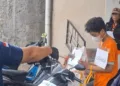 Tersangka Mahendra Very Dwi Angga memperagakan adegan pembunuh Mozza Axillia Gunarsa di Semarang, Rabu, 7 Oktober 2026. (Syahril Muadz/Lingkarjateng.id)