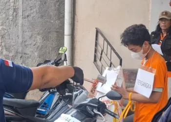 Tersangka Mahendra Very Dwi Angga memperagakan adegan pembunuh Mozza Axillia Gunarsa di Semarang, Rabu, 7 Oktober 2026. (Syahril Muadz/Lingkarjateng.id)