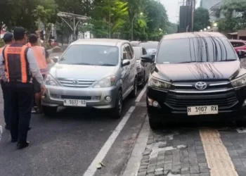 Dinas Perhubungan (Dishub) Kota Semarang melakukan penertiban dan memanggil jukir di Jalan Mayor Jenderal D.I. Panjaitan imbas parkir semrawut, Selasa, 13 Oktober 2026. (Dok. Dishub Kota Semarang/Lingkarjateng.id)