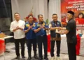Ketua DPC PDI Perjuangan Kota Semarang, Endro Dwi Cahyono memberikan apresiasi kepada Kepala Dinas Pemadam Kebakaran Kota Semarang, Sih Rianung dalam acara di Tuntrum Resto Semarang, Rabu malam, 28 Oktober 2026. (Rizky Syahrul/Lingkarjateng.id)