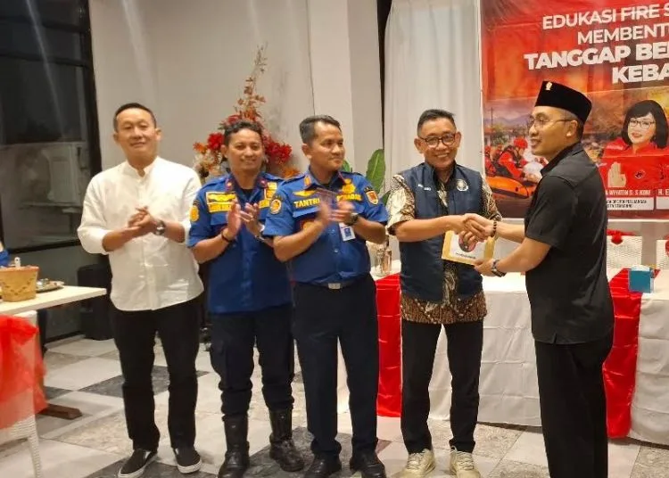 Ketua DPC PDI Perjuangan Kota Semarang, Endro Dwi Cahyono memberikan apresiasi kepada Kepala Dinas Pemadam Kebakaran Kota Semarang, Sih Rianung dalam acara di Tuntrum Resto Semarang, Rabu malam, 28 Oktober 2026. (Rizky Syahrul/Lingkarjateng.id)
