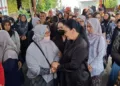 Wali Kota Semarang, Agustina Wilujeng Pramestuti (kanan) saat berada di rumah duka atlet pencak silat Ayudiah Rivana Tridiandinita, Rabu, 28 Oktober 2026. (Syahril Muadz/Lingkarjateng.id)