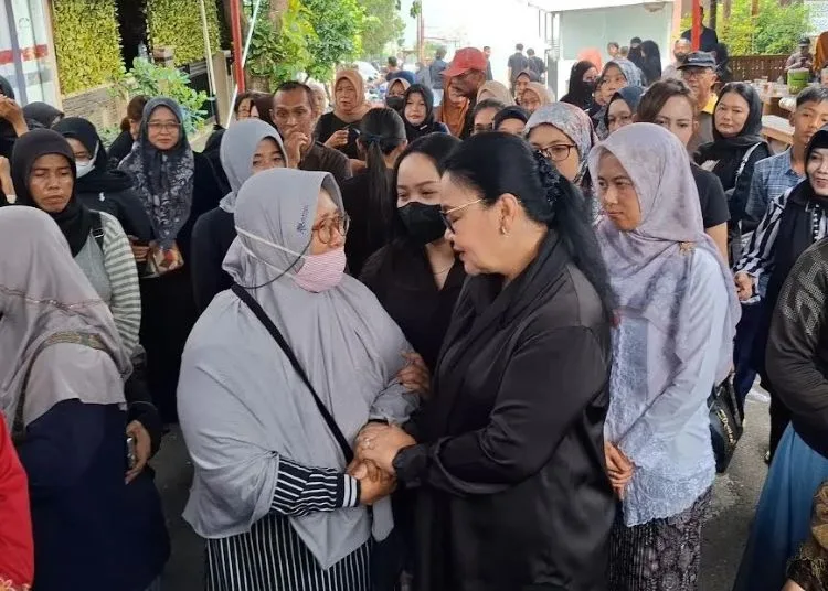 Wali Kota Semarang, Agustina Wilujeng Pramestuti (kanan) saat berada di rumah duka atlet pencak silat Ayudiah Rivana Tridiandinita, Rabu, 28 Oktober 2026. (Syahril Muadz/Lingkarjateng.id)