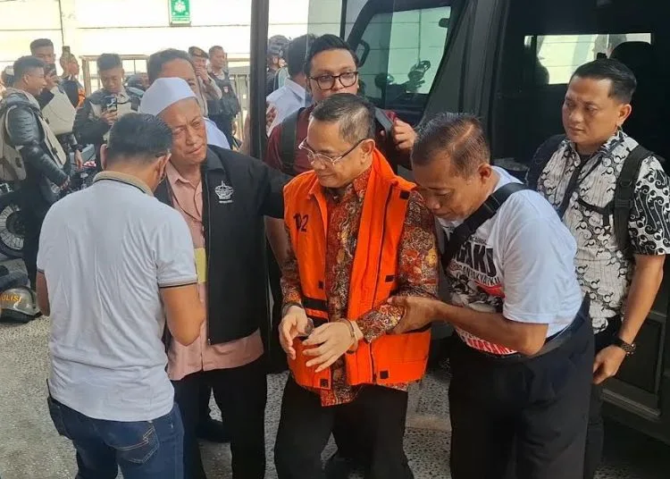 Bupati Pati nonaktif Sudewo tiba di Gedung Pengadilan Tindak Pidana Korupsi (Tipikor) Semarang dan disambut simpatisan dari Kabupaten Pati, Senin, 5 Oktober 2026. (Rizky Syharul/Lingkarjateng.id)